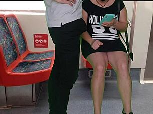 A Garota De Vestido Sem Calcinha No Trem Deu Uma Punheta Para Um Estranho E Um Boquete Em Público