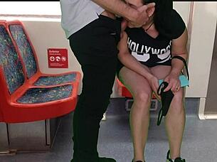 A Garota De Vestido Sem Calcinha No Trem Deu Uma Punheta Para Um Estranho E Um Boquete Em Público