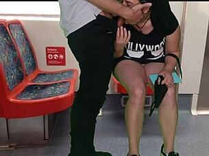 A Garota De Vestido Sem Calcinha No Trem Deu Uma Punheta Para Um Estranho E Um Boquete Em Público