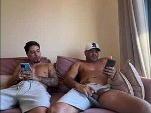 o padrastro do meu amigo foi na minha casa levar uma encomenda e acabei transando com ele