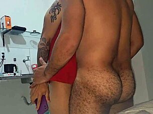 entregador de pizza se deu bem e chegou mesmo na hora que estava acontecendo sexo no quarto do hotel