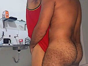 entregador de pizza se deu bem e chegou mesmo na hora que estava acontecendo sexo no quarto do hotel