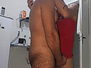 entregador de pizza se deu bem e chegou mesmo na hora que estava acontecendo sexo no quarto do hotel