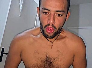 entregador de pizza se deu bem e chegou mesmo na hora que estava acontecendo sexo no quarto do hotel