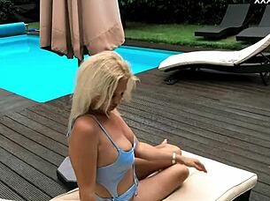 Sexy Milf Emily Ross Reveals Her Stunning Beauty Underwater