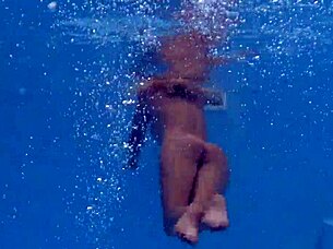 Sexy Milf Emily Ross Reveals Her Stunning Beauty Underwater