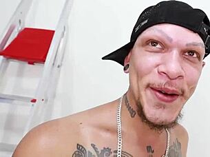 Os caras da rua seis e seus paus enormes v�o transar num galp�o abandonado, big cocks 3some.