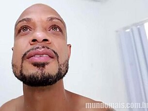 Os caras da rua seis e seus paus enormes v�o transar num galp�o abandonado, big cocks 3some.