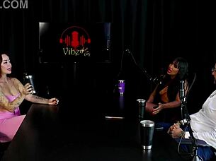 Latina berambut merah main game kumpulan suasana romantis lepas bincang kemunafikan pasangan