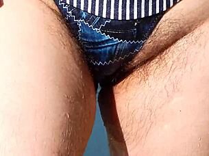 ¡Esposa peluda exhibiéndose al aire libre!