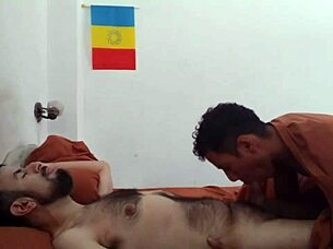 Despertando a mi macho peludo con una linda mamada aprovechando su ereccion matutina
