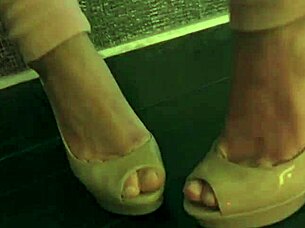 These are the benefits of sharing the room with your stepsister