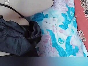 Twerking big white ass on webcam