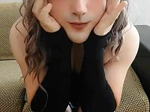 Twerking big white ass on webcam