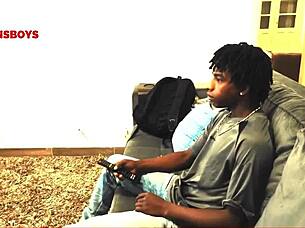 garoto negro hetero tomando banho na casa do amigo gay, descobrindo novas sensações pela primeira vez.