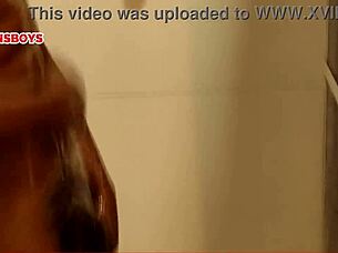 garoto negro hetero tomando banho na casa do amigo gay, descobrindo novas sensações pela primeira vez.