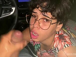 uber novinha voltou da festa e teve que pagar a corrida com boquete.