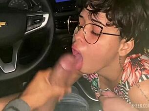 uber novinha voltou da festa e teve que pagar a corrida com boquete.