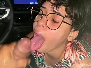 uber novinha voltou da festa e teve que pagar a corrida com boquete.