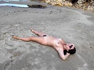 Estranho fode apaixonadamente nudista peluda na praia