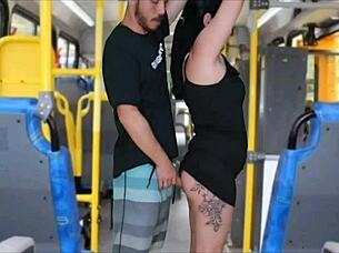 Gila Bas Awam Lelaki Gosok Batang Pada Punggung Besar Morena Sampai Pancut