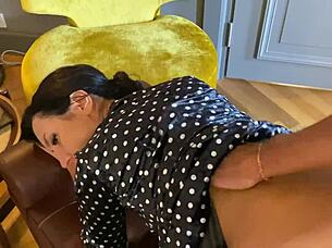 Hot psychologist gives sex therapy in doggystyle! 😏