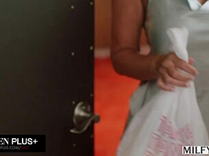 Curvy Blonde Milf Ainslee Seduces Delivery Guy