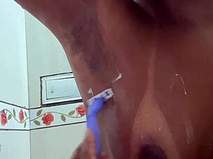 depilando a bucetinha e o cuzinho para usar com varios paus grande