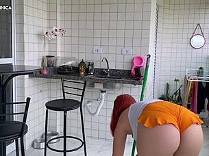 Contratei empregada linda, ela tem bunda perfeita e me deixou louco de tesão!