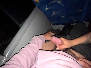 se la chupo a un pasajero desconocido en un bus real y se corre en mi boca