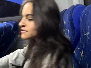 se la chupo a un pasajero desconocido en un bus real y se corre en mi boca