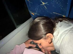 se la chupo a un pasajero desconocido en un bus real y se corre en mi boca