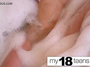 Hey bu hatun banyoda kendini azdırıp yakın çekim orgazm oluyor