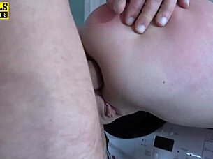 Tess Lacey är redo för sin mästare i denna session