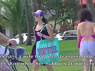 Žena Helena Price ukazuje kundičku pod sukni na veřejnosti, zachyceno na kameře