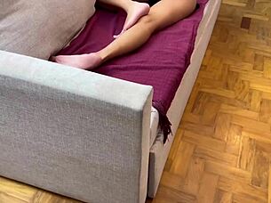 Fingi que estava dormindo e fui surpreendida com um negão dotado me fazendo gozar.