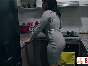 mi primera chamba y soy follada por una mujer muy buena