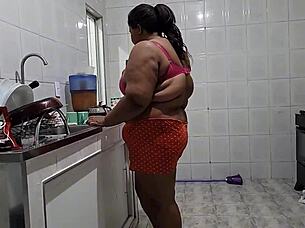 Madrasta � Fudida Na Cozinha Pelo Seu Enteado E Leva Muita Gozada - Stepmother Gets Fucked In The Kitchen By Her Stepson And Gets A Lot Of Cumshot