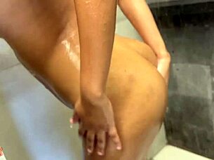 Ela Trepou Gostoso E Levou As Primeiras Espetadas Para Perder A Virgindade No Cú