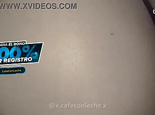 se calienta viendo serie y folla culo con verga grande