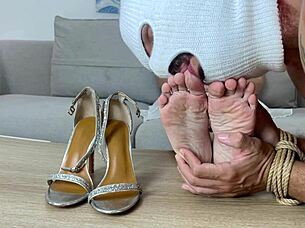 Horny Boyfriend Sniffs Stinky Feet