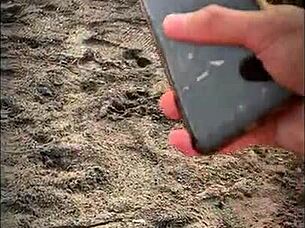 Stranger gives blowjob on public beach