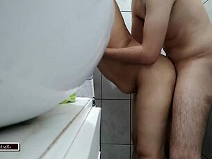 mi primo aprovecha para follarme en el baño me hace gritar delicioso hasta llenarme la cara de semen