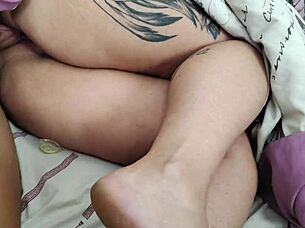 The stepmother replaces her stepsister to fuck her husband, while the innocent stepson trepa with her on the bed.