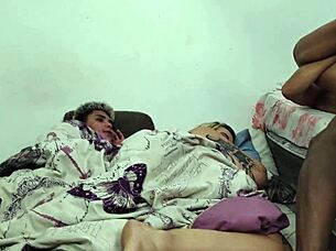 The stepmother replaces her stepsister to fuck her husband, while the innocent stepson trepa with her on the bed.