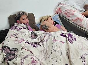 The stepmother replaces her stepsister to fuck her husband, while the innocent stepson trepa with her on the bed.