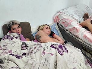 The stepmother replaces her stepsister to fuck her husband, while the innocent stepson trepa with her on the bed.