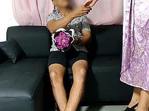 Suegra Madura Se Desviste Y Muestra A Su Yerno Su Lenceria Y Buenos Atributos