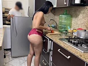 mi hijastro se pone duro viendo mi culo en la cocina mientras cocino en bikini 😏🍑
