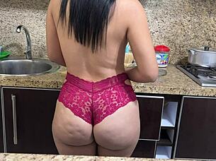 mi hijastro se pone duro viendo mi culo en la cocina mientras cocino en bikini 😏🍑